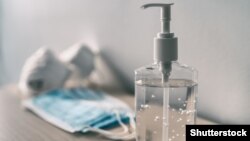 Usled manjka sredstava za dezinfekciju ruku, proizvođači žestokih pića prelaze na pravljenje mnogo traženije robe koju neretko poklanjanju