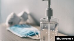 Маски и средство за дезинфекција.