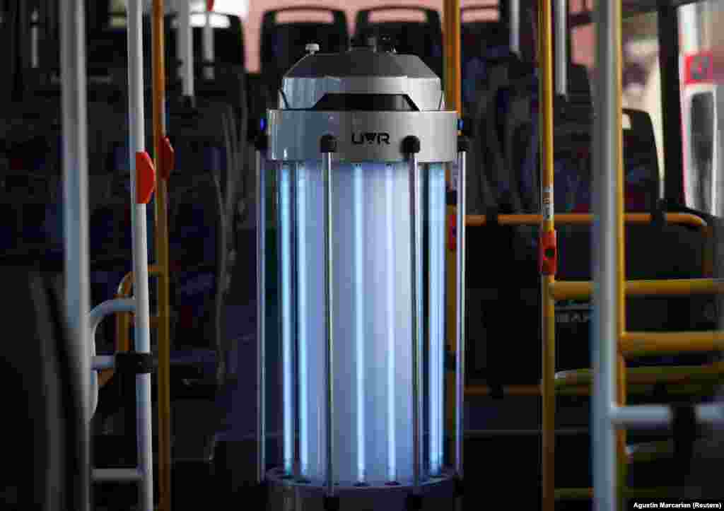 Робот, создаден од аргентинска компанија, со УВ-светло лоцира бактерии и дезинфицира во автобус во Буенос Аирес, Аргентина на 30 април. 
