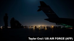 Një aeroplan i Forcave Ajrore të SHBA gjatë evakuimit të personelit dhe civilëve afganë nga Afganistani. Kabul, Afganistan, 21 gusht 2021. Foto: Taylor Crul / US AIR FORCE / AFP
