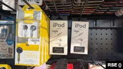 Lažne "iPod" slušalice u prodavnici u Novom Sadu, Srbija, februar 2025.