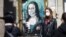 Turisti pored grafita pod nazivom "Mobilni svetski virus" koji prikazuje "La Gioconda", zvanu Mona Lisa, sa mobilnim telefonom i medicinskom maskom, Barselona, 9 mart 2020.
