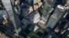 Pogled na memorijal 9/11 na mestu gde su se nalazile kule bliznakinje Svetskog trgovinskog centra srušene u terorističkim napadima 11. septembra 2001.