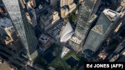 Pogled na memorijal 9/11 na mestu gde su se nalazile kule bliznakinje Svetskog trgovinskog centra srušene u terorističkim napadima 11. septembra 2001.