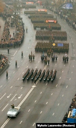 O paradă militară prin centrul Kievului la 28 octombrie 2004.