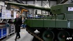 Njemački kancelar Olaf Scholz u tvornici u Unterluessu 12. 2. 2024., u kojoj proizvođač oružja Rheinmetall od naredne godine planira proizvoditi topništvo