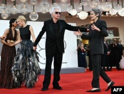 Актрисите Индия Мур и Кейт Бланшет, режисьорът Джим Джармуш и актрисата Шарлот Рамплинг на червения килим за представянето на филма „Баща, майка, сестра, брат“ на 82-рия Международен филмов фестивал във Венеция, 31 август 2025 г.