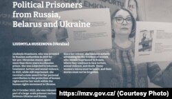 Людмила Гусейнова держит в руках фотографии других украинских политзаключенных, остающихсяв неволе