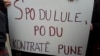Një pankartë gjatë marshit në Prishtinë, më 8 mars 2018.
