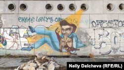 Графити от външната страна на монумента.