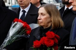 Ambasadoarea SUA la Moscova, Lynne Tracy, sosește la ceremonia de adio pentru politicianul rus de opoziție Aleksei Navalnîi