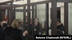 დაკავებულების პირველი შეხვედრა სასამართლო დარბაზში ოჯახის წევრებთან, მეგობრებსა და მხარდამჭერებთან