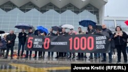 Transparent sa natpisom "5 meseci (od) zločina, 0 odgovornosti, 1000 godina robije sledi" ispred Željezničke stanice u Novom Sadu, 1. april 2025.