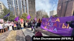 Участницы марша за права женщин в Бишкеке. 8 марта 2025 года