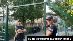 Interventna policija u dvorištu Visoke zdravstvene škole u Beogradu, 23. jul 2025.