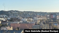 Az MNB-alapítványok által megvett egyik ingatlan, a volt Telekom-székház, ahová összesen több, mint hatszázmillió forintért rendeltek szobrokat. Az alkotó nem válaszolt arra a kérdésünkre, hogy hol láthatók most ezek a szobrok