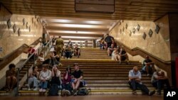 Oameni din Kiev s-au refugiat în stațiile de metrou în fața atacului aerian rusesc, 6 iunie 2025.