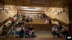 Люди в метро в Киеве во время воздушной тревоги, Украина, 6 июня 2025 года