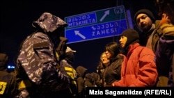 პოლიცია და აქციის მონაწილეები ერთმანეთის პირისპირ, "თბილისი მოლთან", 2025 წლის 2 თებერვალი. პროევროპული აქციების 67-ე დღე