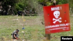 Pripadnica Oružanih snaga BiH uklanja mine na području Visokog u srednjoj Bosni (fotoarhiva) 