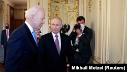 Президентите на САЩ и Русия Джо Байдън и Владимир Путин по време на срещата им в Женева