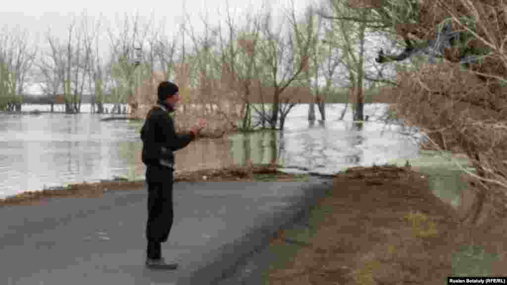 Один из местных жителей показывает, что дороги в село Садовое нет.