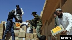 Istovarivanje hrane i medicinskih sredstava, Tobruk, mart 2011.