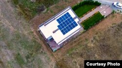 Panele dillore të vendosura në çatinë e shtëpisë së familjes Rashiti. 