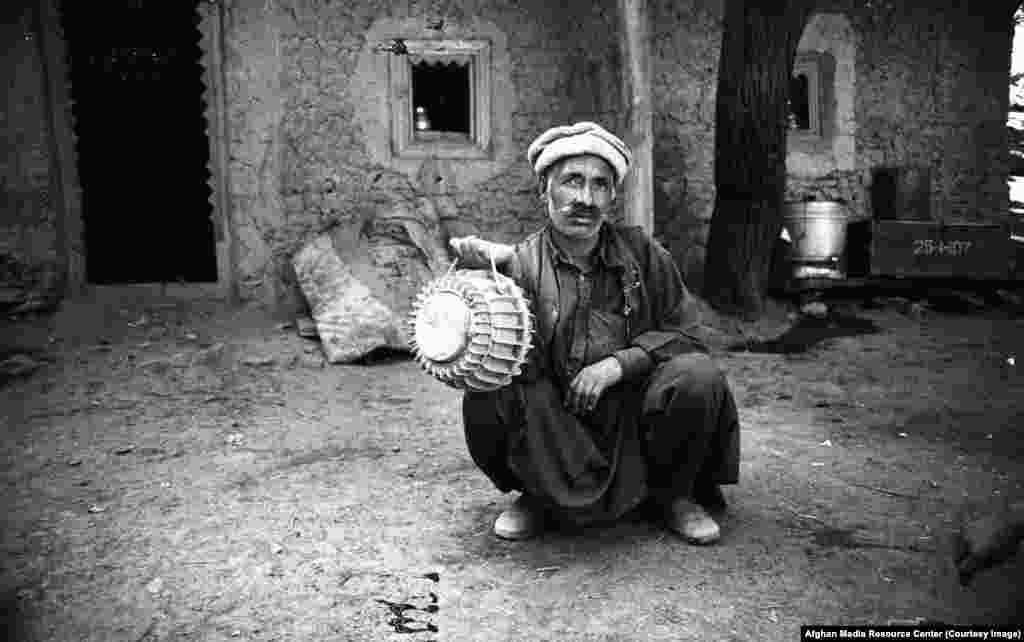 Afganistanac drži protivtenkovsku minu italijanske izrade.