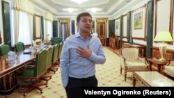 Президентът Зеленски в кабинета си, който иска да изостави.