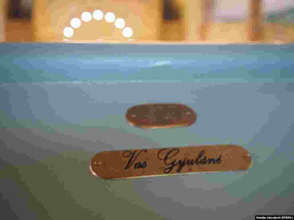 Prilikom rekonstrukcije unutrašnjosti, na obnovljene klupe vraćena su njihova imena, na mestima koja su im tada pripadala, a na koja se najveći broj njih nije vratio iz koncentracionih logora u koje su odvedeni 1944. godine. &nbsp;