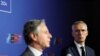 Sekretari amerikan i Shtetit, Antony Blinken (majtas) dhe sekretari i Përgjithshëm i NATO-s, Jens Stoltenberg, në Pragë më 31 maj.
