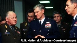 Генерал Игор Сергеев (вляво), главнокомандващ на Ракетните войски със стратегическо предназначение на Русия, се среща с генерал-лейтенант Дирк Джеймсън по време на обиколката на Сергеев из американските военни обекти с цел „установяване на контакт“ със САЩ през декември 1993 г.