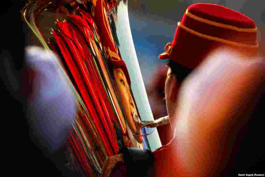 Вболівальниці з Північної Кореї та члени оркестру під час виступу на Олімпійських зимових іграх у Південній Кореї&nbsp;