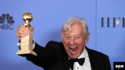 Пол Верховен държи награда на церемония през 2007 г. 