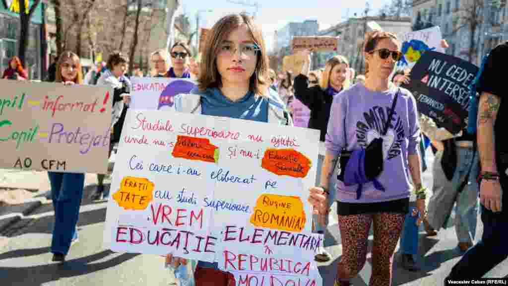 &bdquo;Studiile superioare nu ajută acolo unde nu sunt valori umane și nu este educație sexuală&rdquo;, este unul din mesajele promovate la marșul feminist.