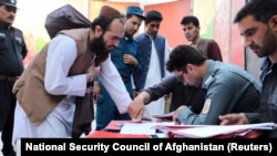 Oslobođeni talibani 13. avgusta u Kabulu popunjavaju dokumenta za izlazak iz zatvora
