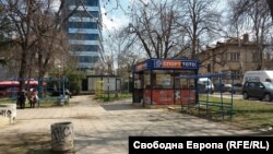 Денонощното магазинче за цигари и алкохол е на няколко метра зад тото пункта на ул. "Вихрен", която се вижда вдясно