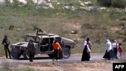 Ushtarë izraelitë ndalojnë një familje siriane të pakicës druze, e cila ishte larguar nga dhuna sektare në Damask. 3 maj 2025.