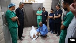 Colegii înconjură cadavrul doctorului Ahmad Qandil, mort într-un atac aerian israelian, la spitalul Maamadani, din Gaza, pe 13 iulie 2025.