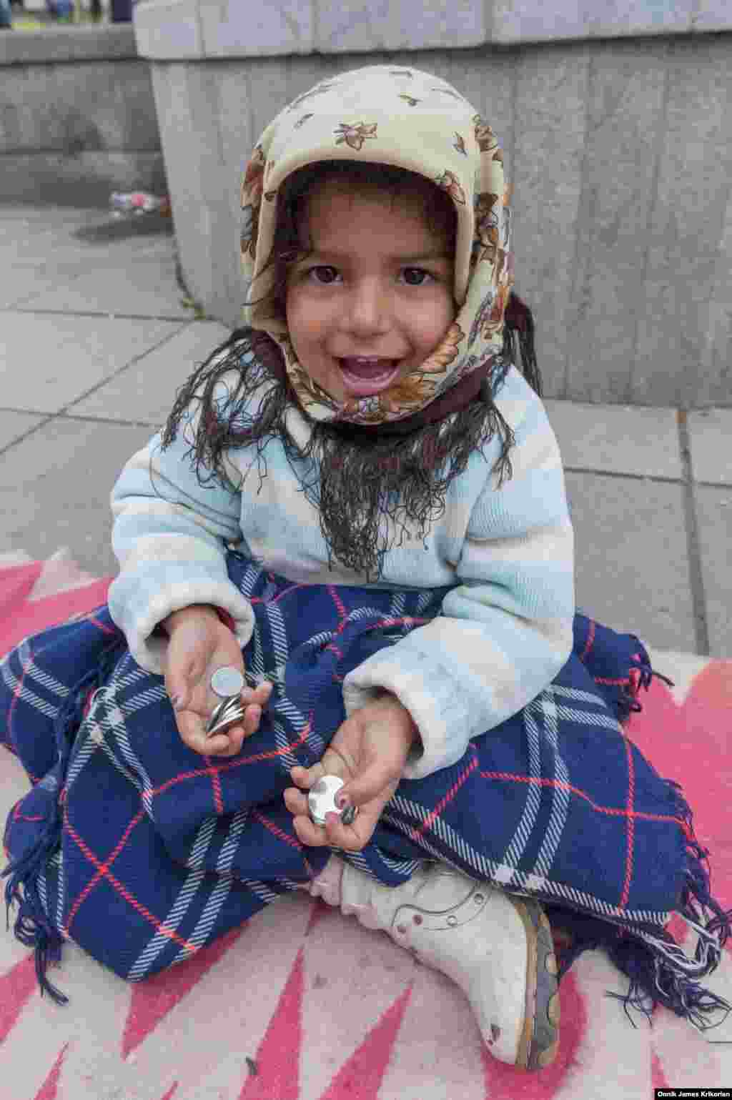 UNICEF-ის განსაზღვრებით, ქუჩის ბავშვები არიან ისინი, ვინც თავიანთ ოჯახებს გამოექცა, ოჯახთან ერთად ქუჩაში ცხოვრობს ან დროის უმეტეს ნაწილს ქუჩაში, ხშირად მათხოვრობაში ატარებს. ისევე, როგორც დანარჩენ მსოფლიოში, საქართველოშიც შეხვდებით სამივე ასეთ შემთხვევას, თუმცა აქ ყველაზე დიდი ჯგუფი მესამეა.&nbsp;