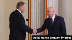 Președintele demisionar, Klaus Iohannis și președintele interimar, Ilie Bolojan, la predarea-primirea de mandat de la Palatul Cotroceni, 12 februarie 2025.