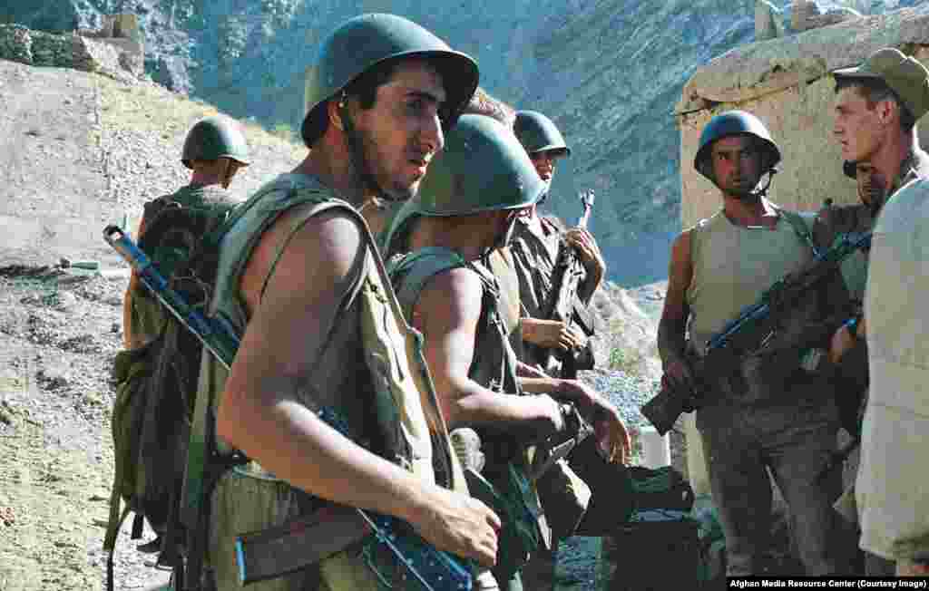 Sovjetski vojnici u patroli. Optužbe za strahote tokom rata nadalje su narušile ugled Sovjetskog Saveza. Nakon što je uhvatio afganistansku djecu kako muče ranjene sovjetske vojnike, jedan vojnik je priznao da je okupio nekoliko žena i djece, posuo ih kerozinom i žive ih spalio.&nbsp;&nbsp;&nbsp;