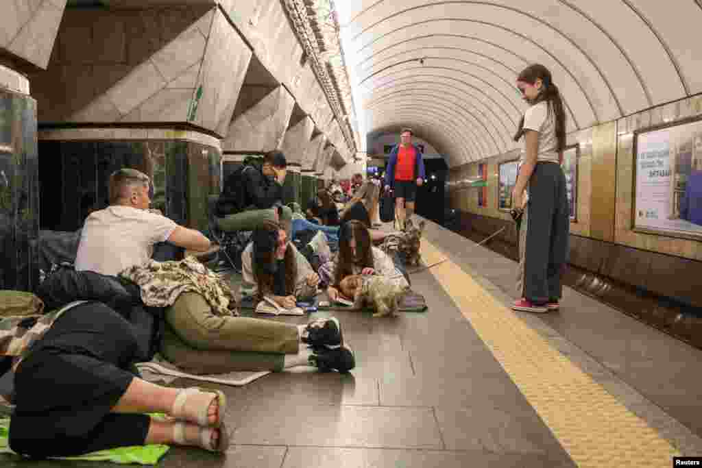 Një vajzë duke shëtitur qenin e saj gjatë strehimit në metro, më 12 korrik.