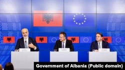 Kryeministri i Shqipërisë, Edi Rama, kryediplomati hungarez, Peter Szijjarto dhe komisionarai për Zgjerim, Oliver Varheyli. 