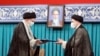 Iranski vrhovni vođa ajatolah Ali Hamnei (lijevo) daje službeni pečat novoizabranom predsjedniku Ebrahimu Raisiju na ceremoniji inauguracije u Teheranu, (3. august 2021.)
