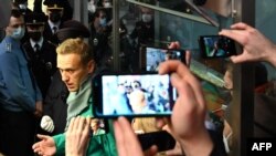 Алексей Навални на летището в Москва минути преди да бъде арестуван. 17 януари 2021 г.