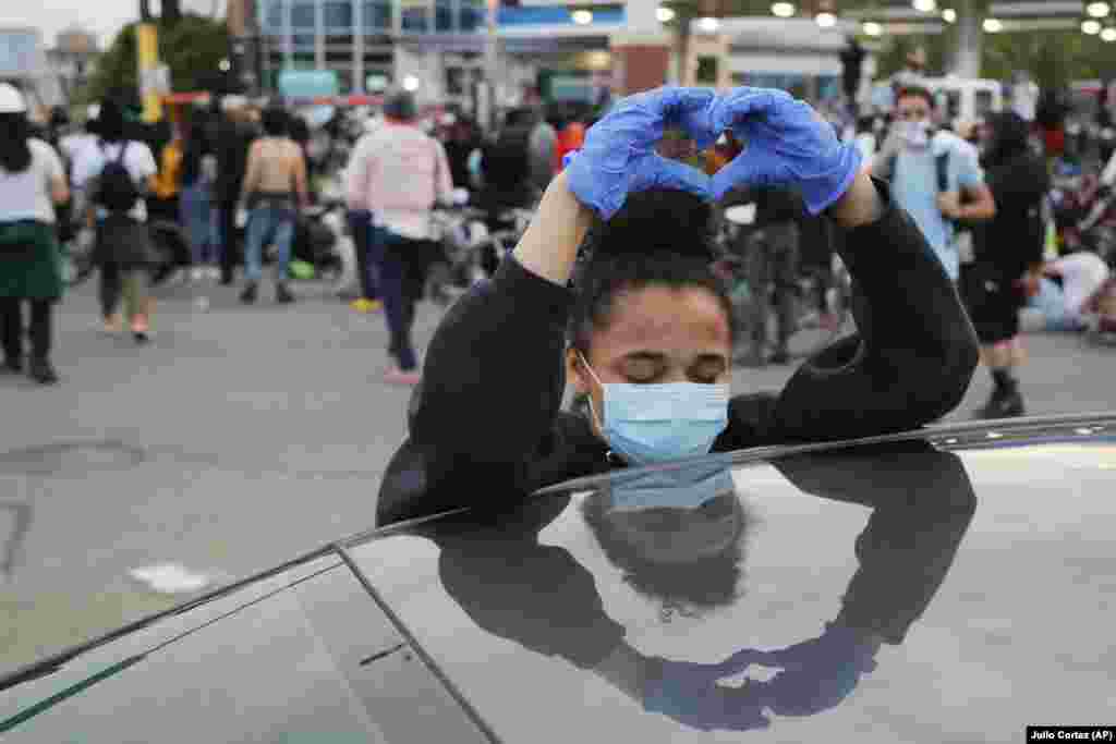 Prizor s protesta nakon policijskog sata u Minneapolisu.