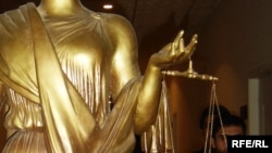 Ефективна зміна системи може бути проведена лише без оголошення, практично раптово