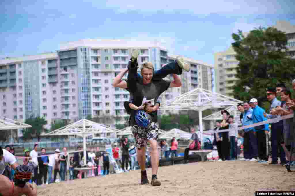 В ходе забега с жёнами мужчины должны были не только стараться прийти к финишу первыми, но и следить за тем, чтобы жёны не получили травм. Иначе это грозит штрафными очками или выбыванием из турнира.